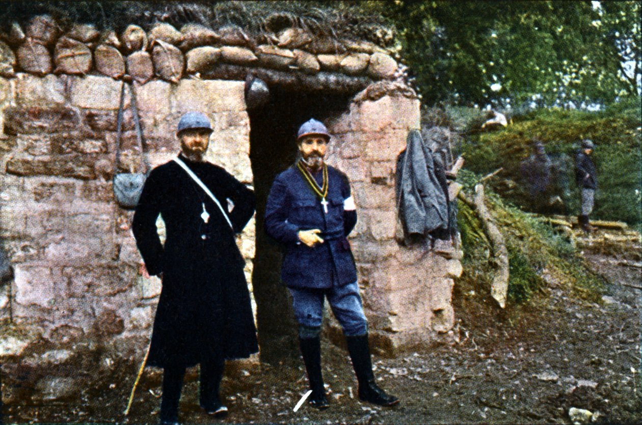 Ein französischer Priester und ein Kaplan an der Front während der Schlacht von Verdun, September 1916 von Jules Gervais Courtellemont