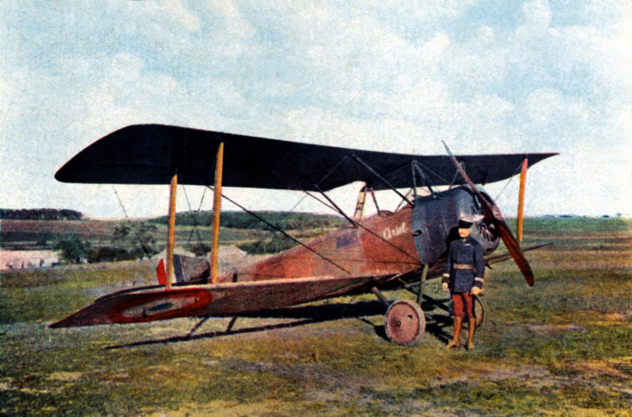 Kapitän Robert de Beauchamp neben seinem britischen Sopwith-Jäger nach der Rückkehr von einem Bombenangriff auf Essen, kurz vor seinem Tod in Verdun, September 1916 von Jules Gervais Courtellemont