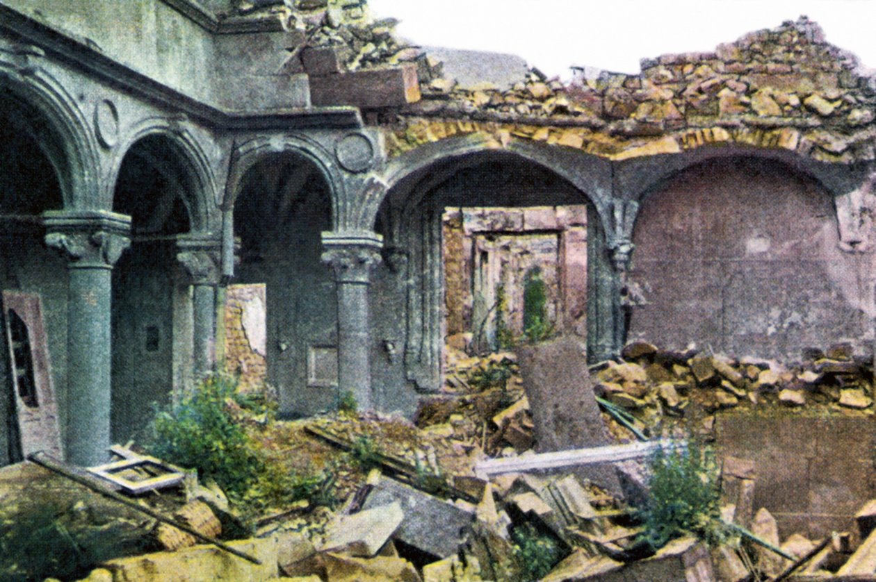 Die stark beschädigte Princerie, Verdun, September 1916 von Jules Gervais-Courtellemont