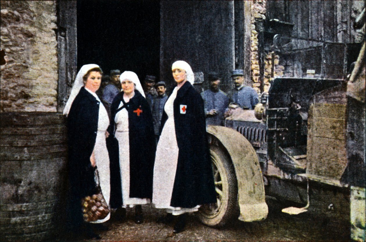 Drei Frauen mit dem Roten Kreuz und dem französischen Ambulanzpersonal mit einem Fahrzeug, Verdun von Jules Gervais Courtellemont