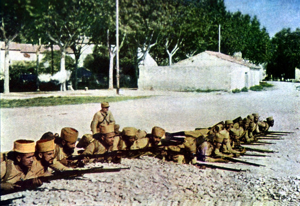 Marokkanische Scharfschützen und ein französischer Offizier am Dorfrand während der Schlacht an der Marne östlich von Paris, September 1914 von Jules Gervais Courtellemont