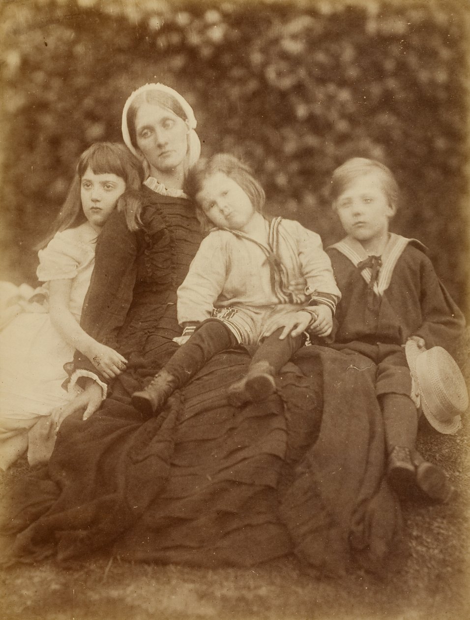 Mrs. Herbert Duckworth mit Florence Fisher, George Duckworth und Herbert Fisher von Julia Margaret Cameron