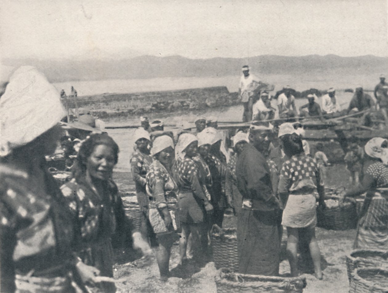 Tai-no-ura - Fischerboote, Männer und Frauen mit Netzen und Körben, um 1900 von Julian Leonard Street