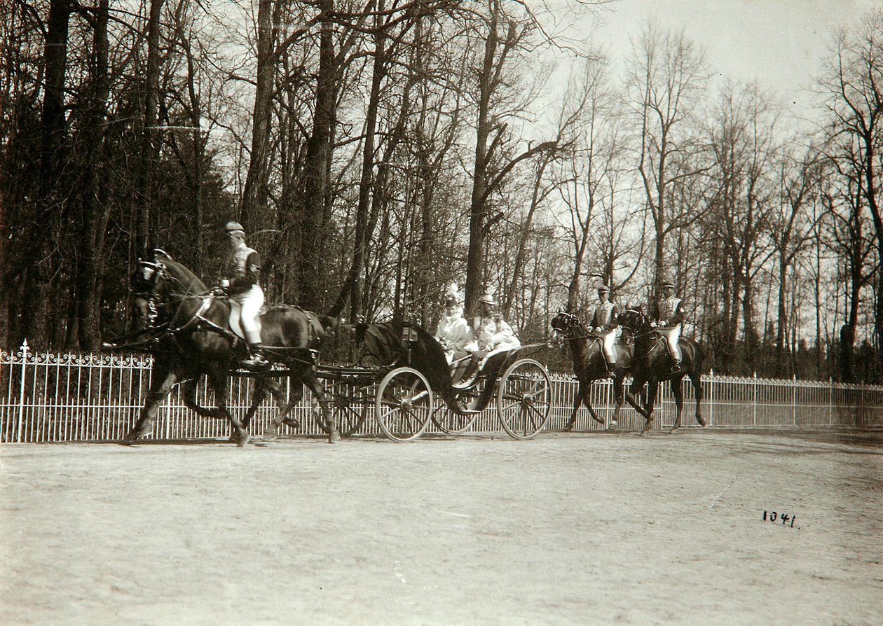 Zar Nikolaus II. und Zarin Alexandra Fjodorowna von Russland in einer Kutsche, frühes 20. Jahrhundert von K. von Hahn