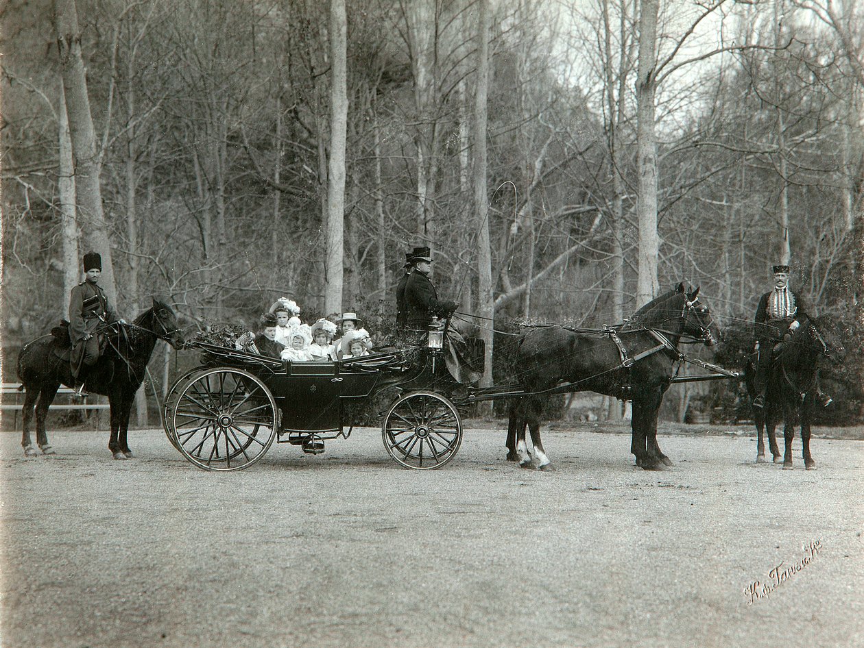 Zar Nikolaus II. von Russland mit seiner Familie im Park von Zarskoje Selo, Russland, 1900er von K. von Hahn