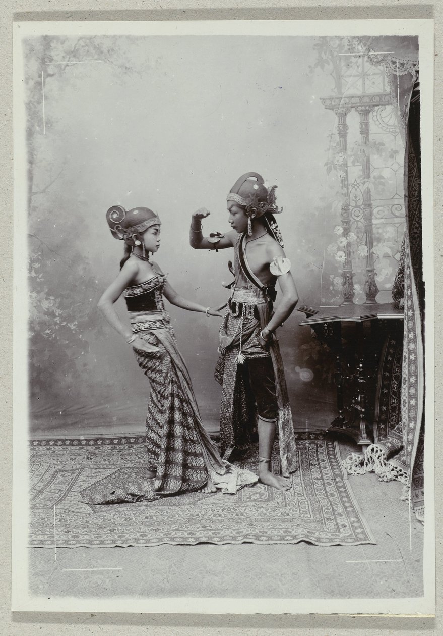Studio-Porträt von zwei javanischen Tänzern in traditioneller Kleidung und Make-up von Kassian Cephas