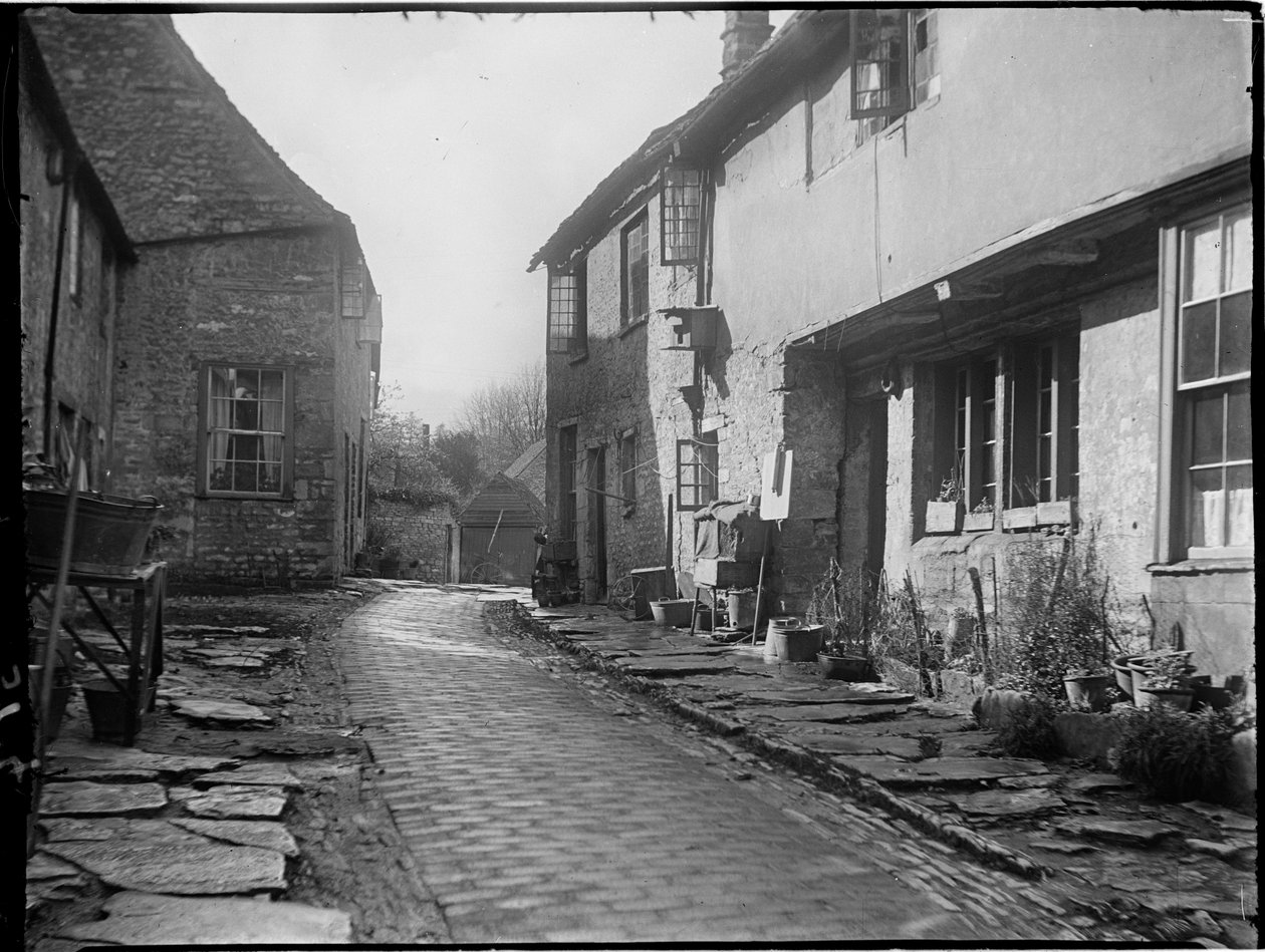 Old George Yard, Burford, Oxfordshire von Katherine Jean Macfee
