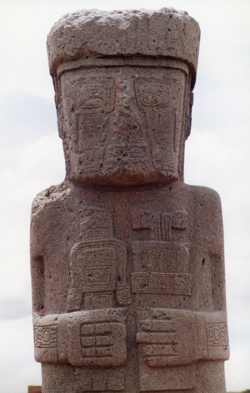 Stehender Ponce-Monolith in Kalasasay von Katie Attenborough