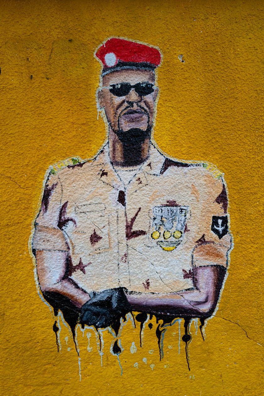 Straßenkunstporträt von Mamadi Doumbouya, Conakry, 2019 von Alec Hunter
