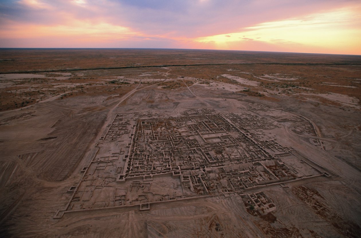 Luftaufnahme der Ausgrabungsstätte; Oxus-Zivilisation; Turkmenistan; Gonur Depe-Stätte; Victor Sarianidi von Kenneth Garrett