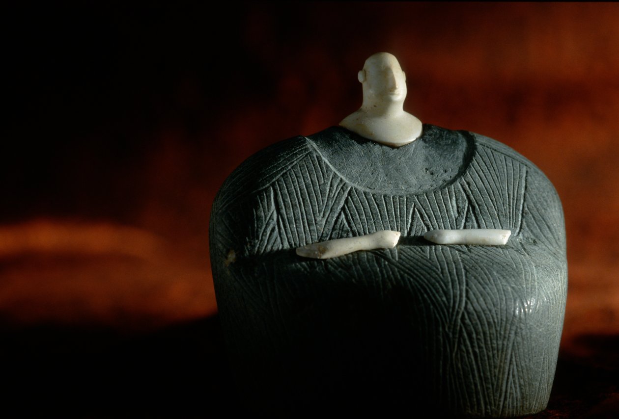 Komposit-Menschenfigur aus Speckstein und weißem Stein; Oxus-Zivilisation; Turkmenistan, 2004 (Foto) von Kenneth Garrett