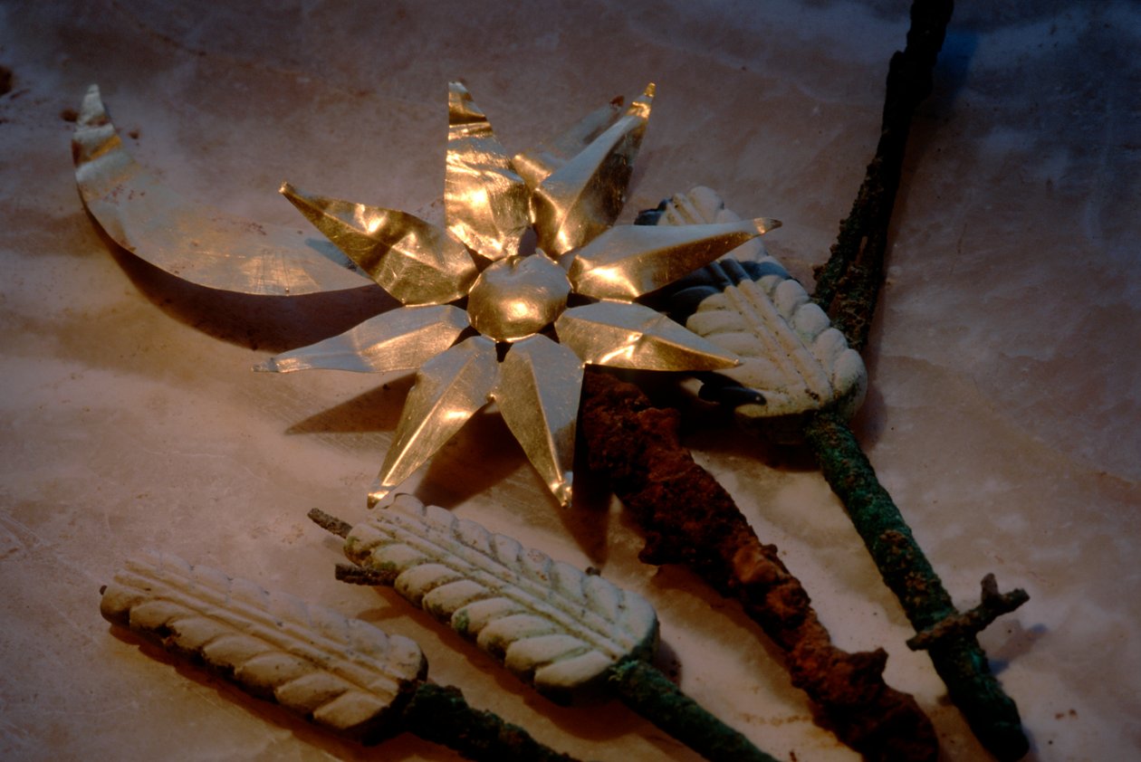 Goldene Sonne und Mond mit Weizenstängeln, Artefakte, Oxus-Zivilisation; Turkmenistan; Gonor Depe Fundstätte, 2004 (Foto) von Kenneth Garrett