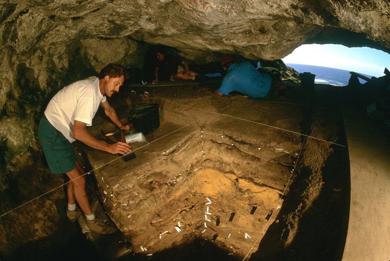 Eiszeitmenschen; Blombos-Höhle; Chris Henshilwood; 90.000 BP; Südafrika; Moderne Menschen von Kenneth Garrett