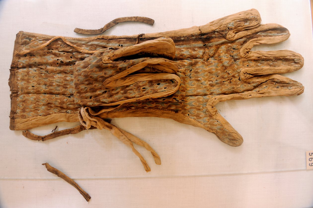 König Tut; Ägypten; Ägyptisches Museum; Kairo; Leinenhandschuhe; JE62675; Neues Reich, 2005 (Foto) von Kenneth Garrett