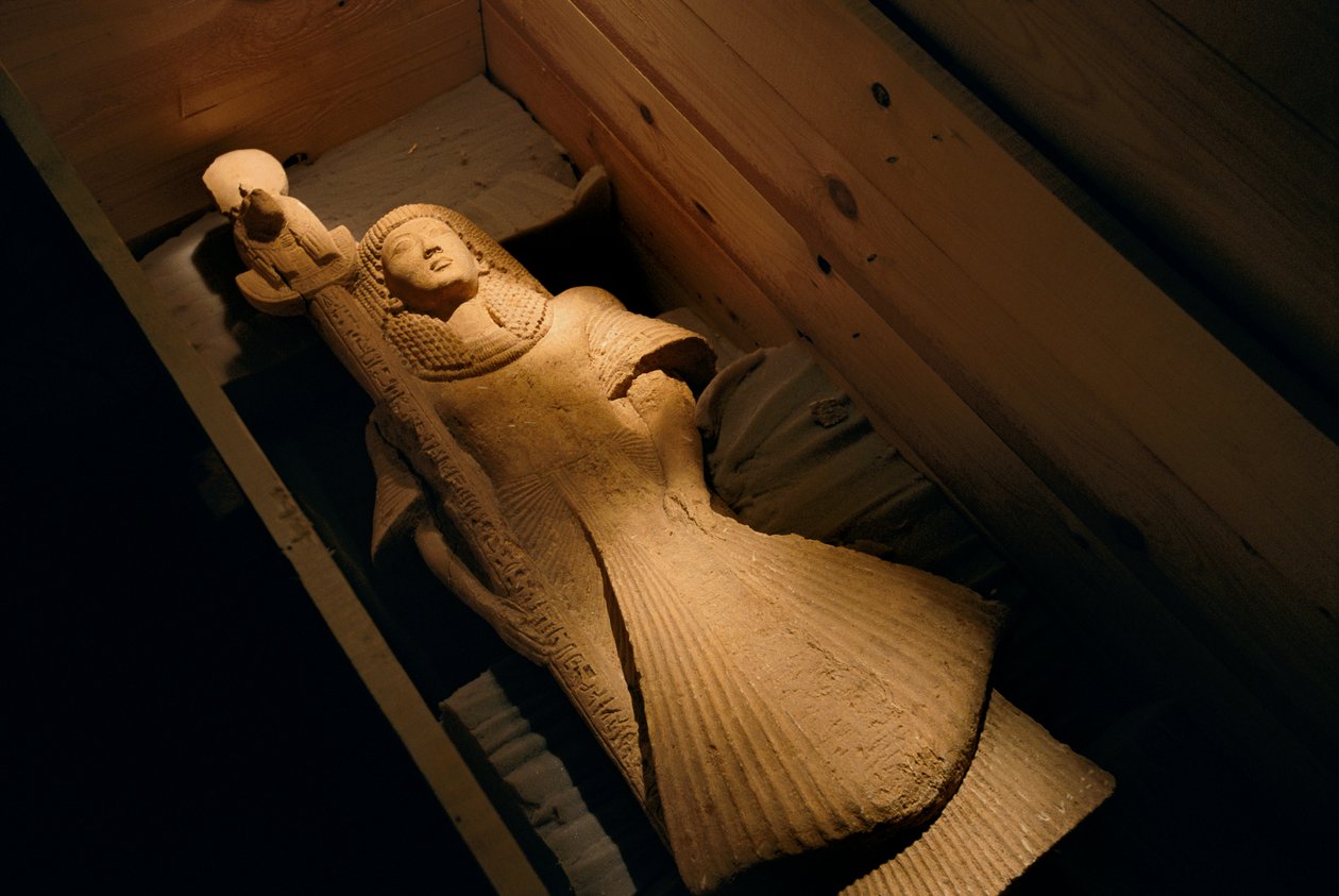 Sandsteinstatue von Nebre als Standartenträger der löwenköpfigen Kriegsgöttin Sachmet, 2002 (Foto) von Kenneth Garrett