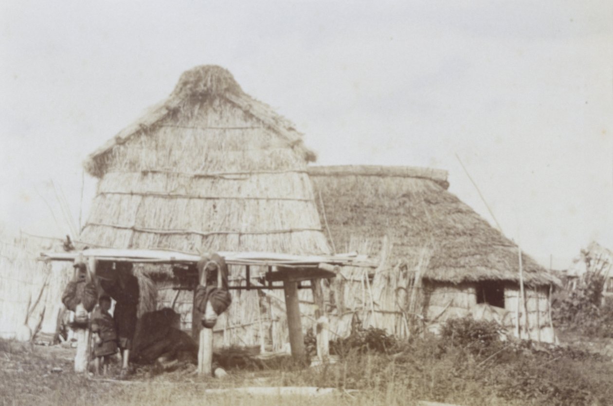 Ainu-Lagerhaus mit Ainu-Kindern, ca. 1890er von Kenzô Tamoto
