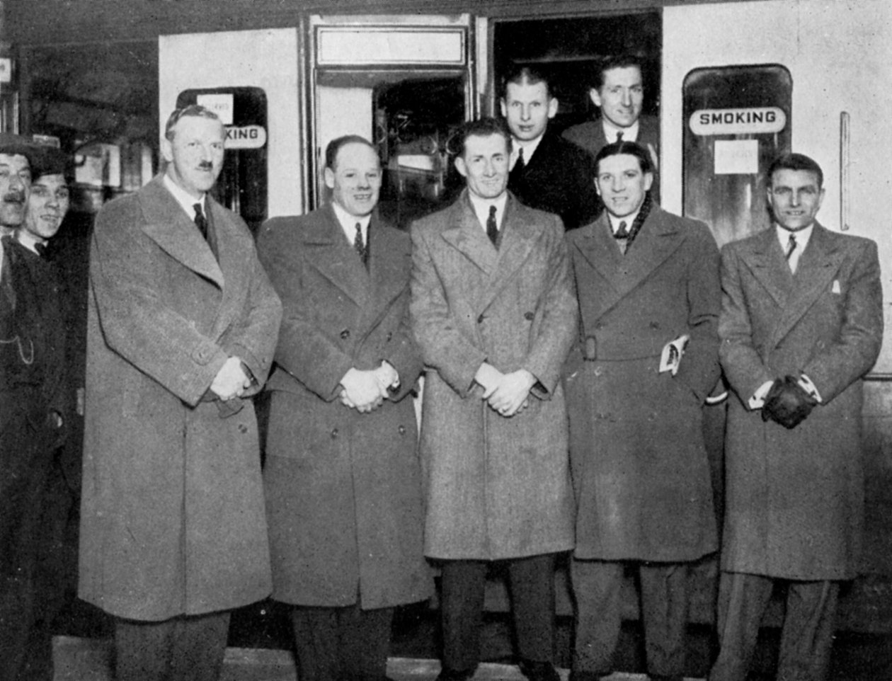 Auf dem Weg nach Wolverhampton für das England gegen Wales Fußballspiel, 1936 von Keystone View Company