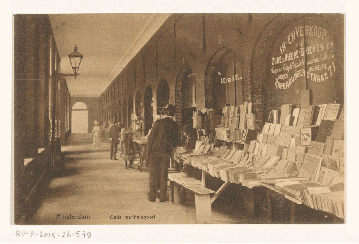 Bücherstand von Aäron Eliazer van Kollem in der Oudemanhuispoort von Knackstedt and Näther
