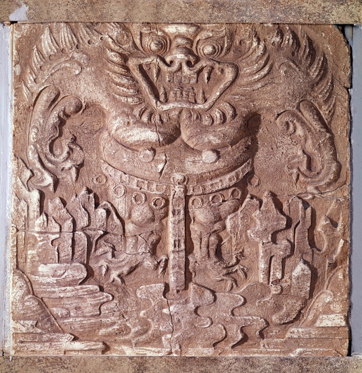 Koreanische Kunst: Graue Terrakottaziegel, die ein Monster darstellen. Königreich Paekche (oder Paikchei oder Baekje), Korea. 7. Jahrhundert. Nationalmuseum von Korea von Korean School