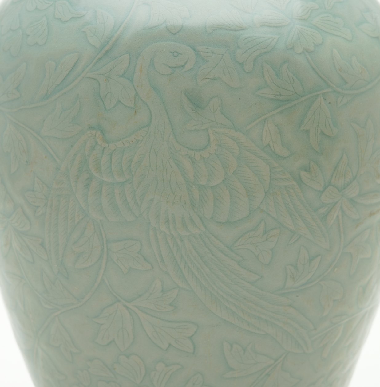 Flasche (maebyeong) mit geschnitztem und eingraviertem Design von zwei Phönixen und Pfingstrosenranken, Mitte des 12. Jahrhunderts von Korean School
