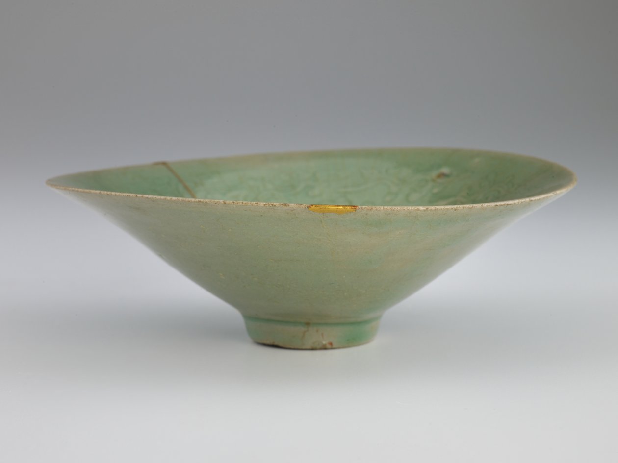Schale mit geformtem und eingeschnittenem Design von Kranichen und Wolken, 12. Jahrhundert von Korean School