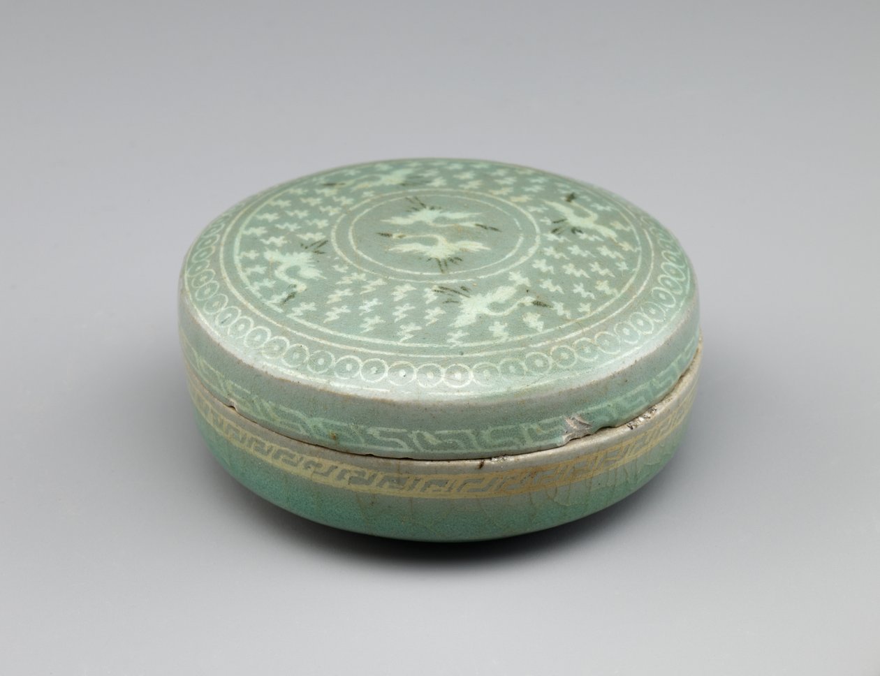 Bedeckter Kasten mit eingelegtem Design von Kranichen und Wolken, zweite Hälfte des 13. Jahrhunderts (Steinzeug mit weißen und schwarzen Einlagen unter Celadonglasur) von Korean School