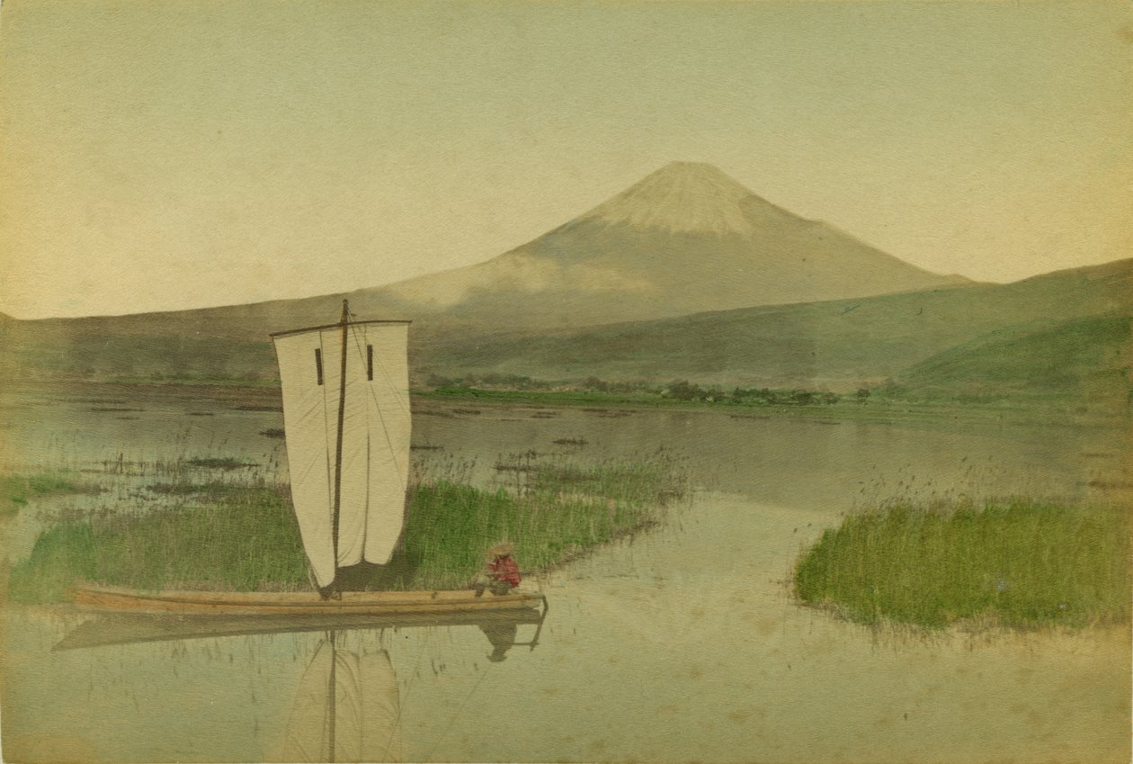 Japan: Berg Fuji-Yama mit Segelboot im Vordergrund auf dem See Hokome von Kusakabe Kimbei