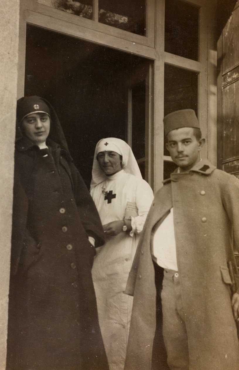 Album des Ersten Weltkriegs in Friaul-Julisch Venetien: Porträt von zwei Rotkreuzschwestern mit einem österreichischen Kadettengefangenen in der Villa Brazzà, Heimat von 17 des Kriegskrankenhauses in Soleschiano Manzano (s/w Foto) von L. Verdiani