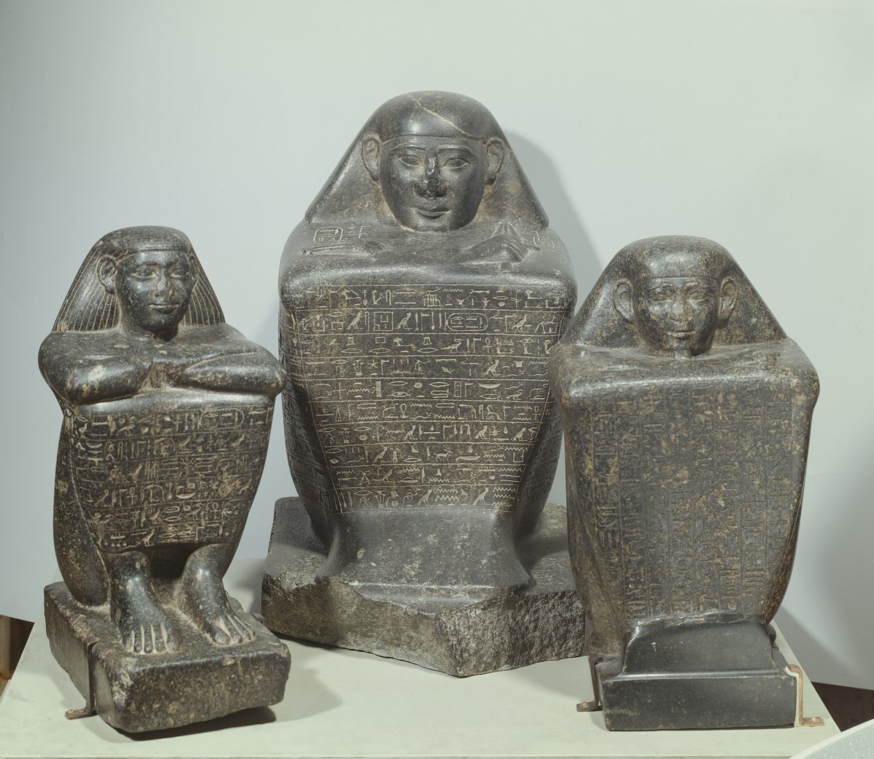 Blockstatuen von Akhamenru, Harwa und Amenemonet, 25.-26. Dynastie von Late Period Egyptian