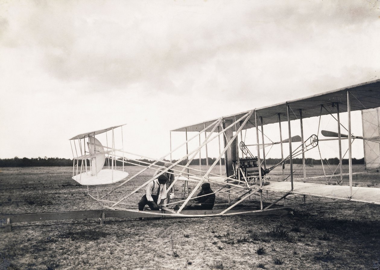 Leon Bollee arbeitet am Flugzeug der Gebrüder Wright, um 1909 von Leon Bollee