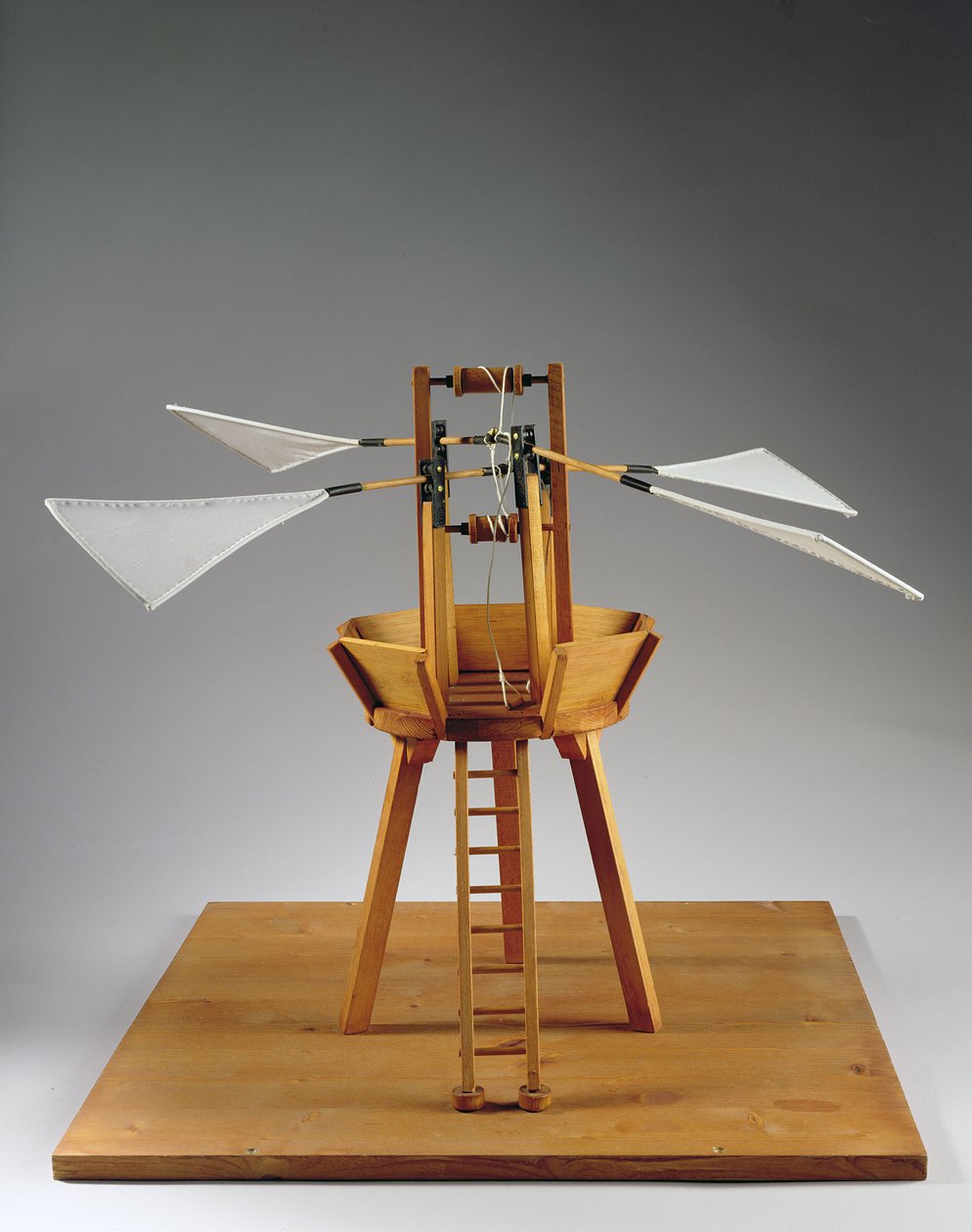 Modellrekonstruktion von da Vincis Entwurf für einen vertikalen Ornithopter von Leonardo da Vinci