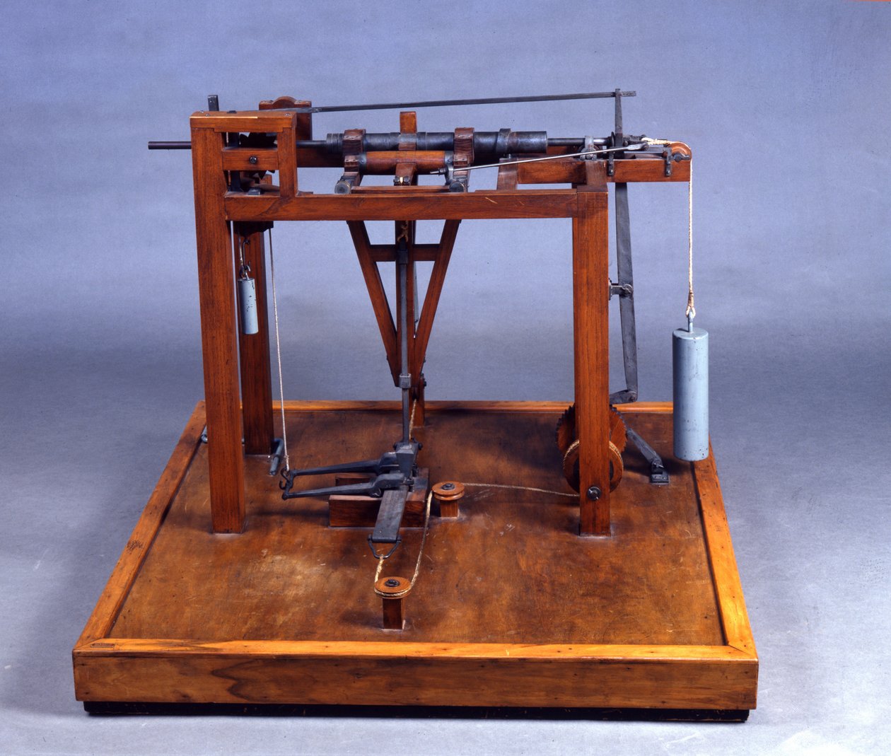 Holzmodell des "Battiloro", ein Hammer zum Schlagen von Edelmetallen, entworfen von Leonardo da Vinci (1452-1519). Museum für Wissenschaft und Technik, Mailand von Leonardo da (after) Vinci