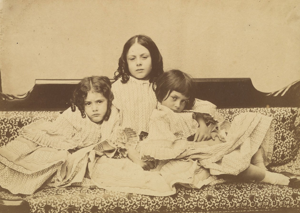 Edith, Ina und Alice Liddell auf einem Sofa, Sommer 1858 von Lewis Carroll
