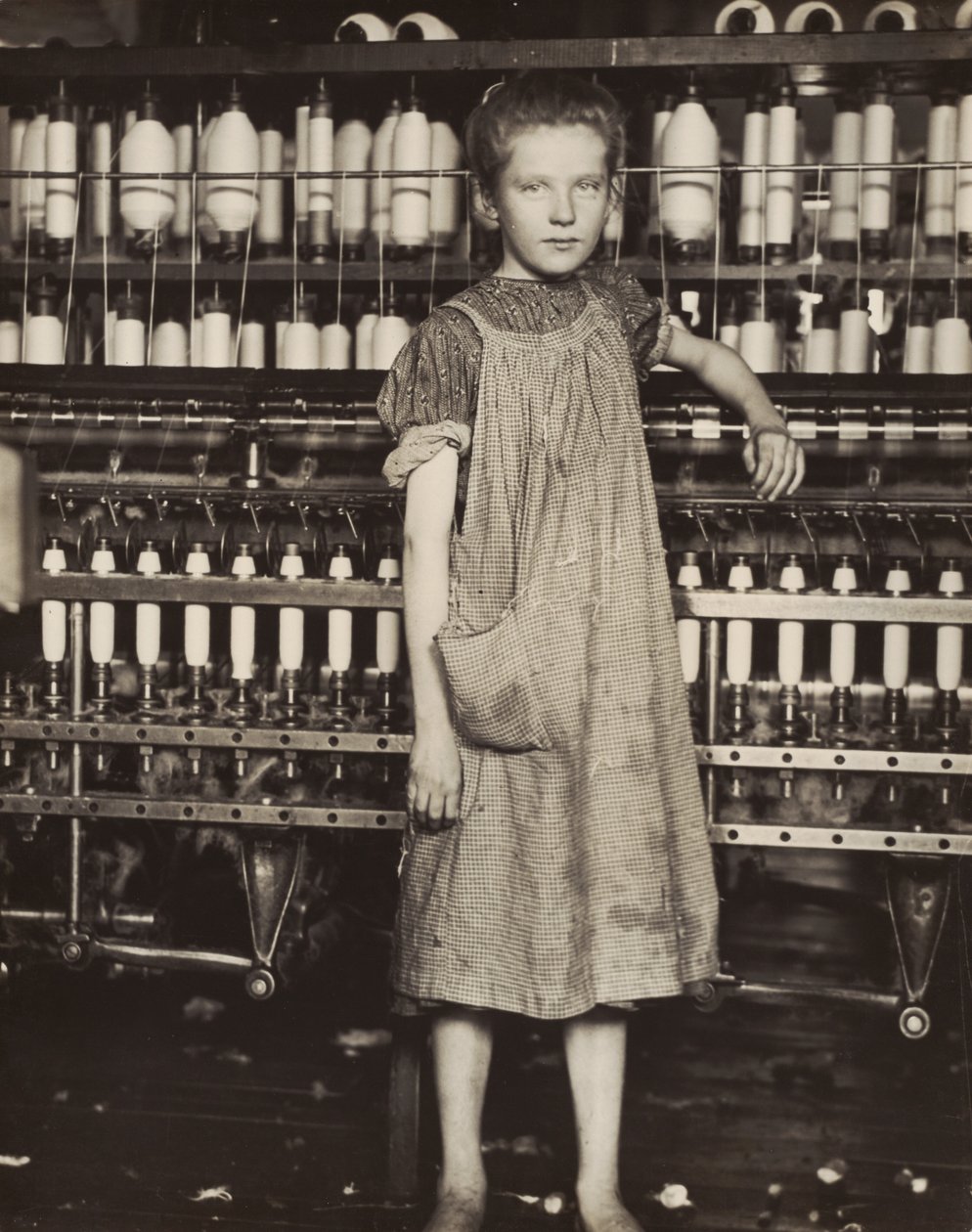 Addie Card, 12 Jahre alt. Spinnerin in der Baumwollspinnerei, North Pownal, Vermont von Lewis Hine