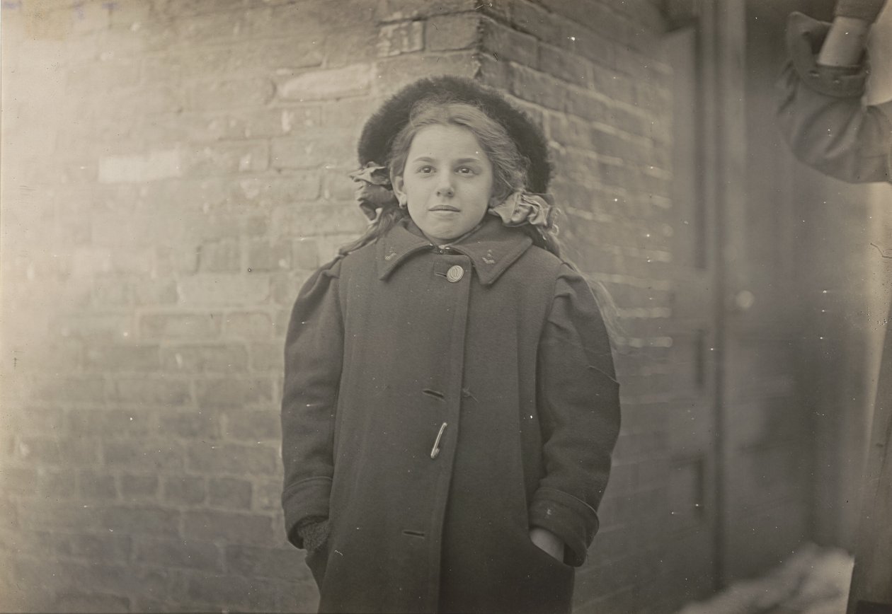 Mery Horn, ein Buckel, verschlimmert durch die schwere Last von Papieren, die sie trug. Hartford, Connecticut, März 1909 von Lewis Hine
