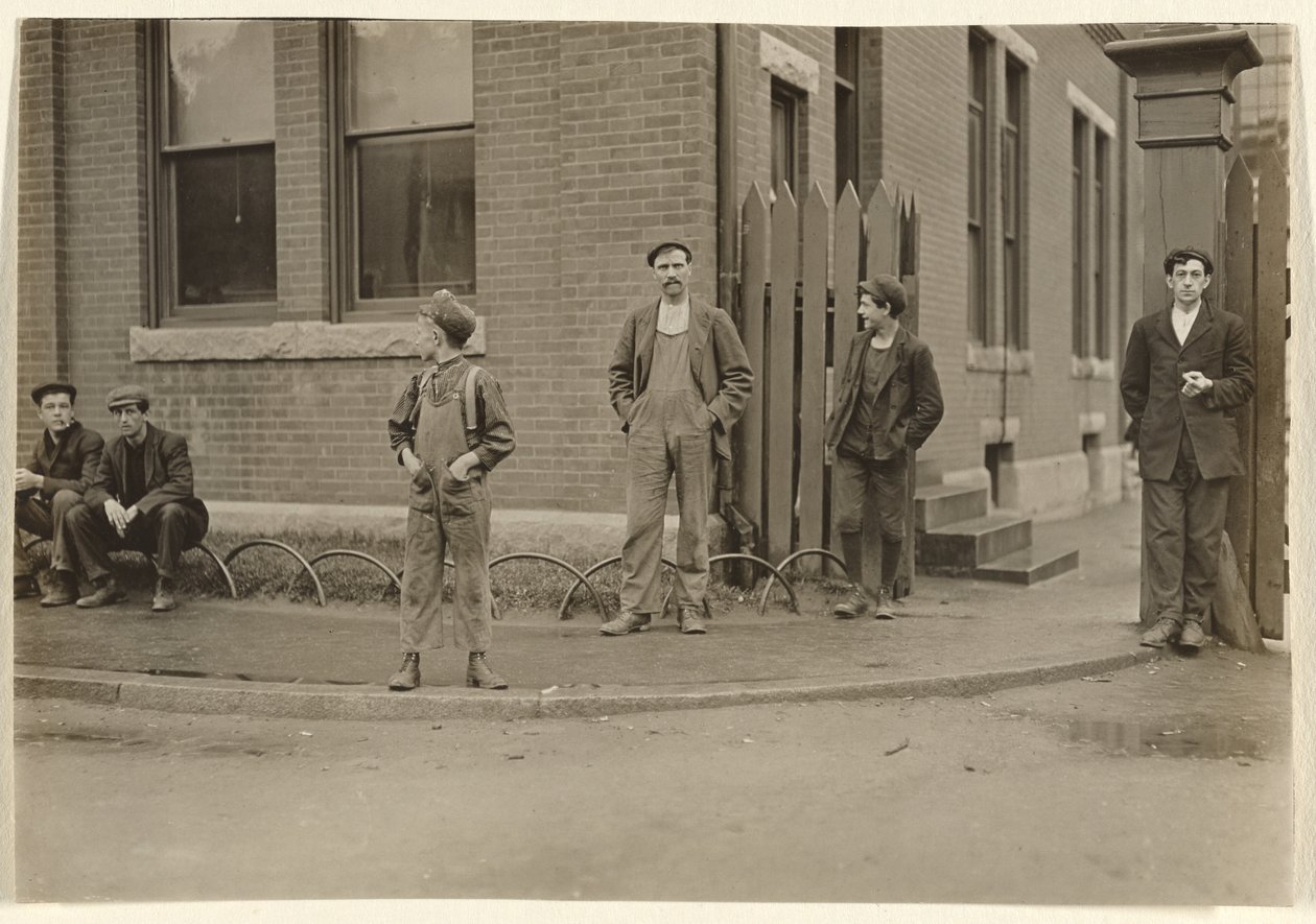 Gruppe von Männern und Jungen draußen versammelt von Lewis W. Hine