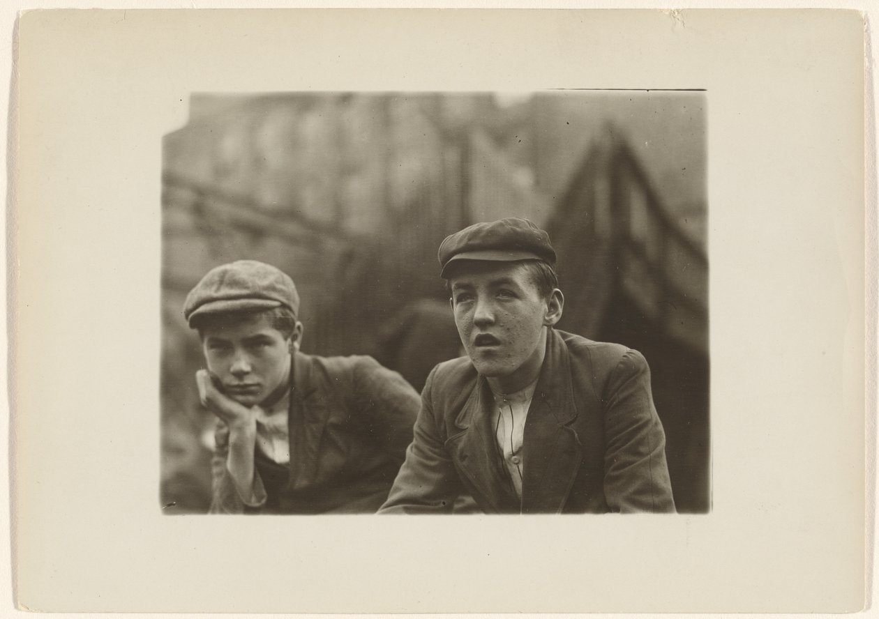 Zwei Jungen in Mänteln und Mützen, New Jersey von Lewis W. Hine