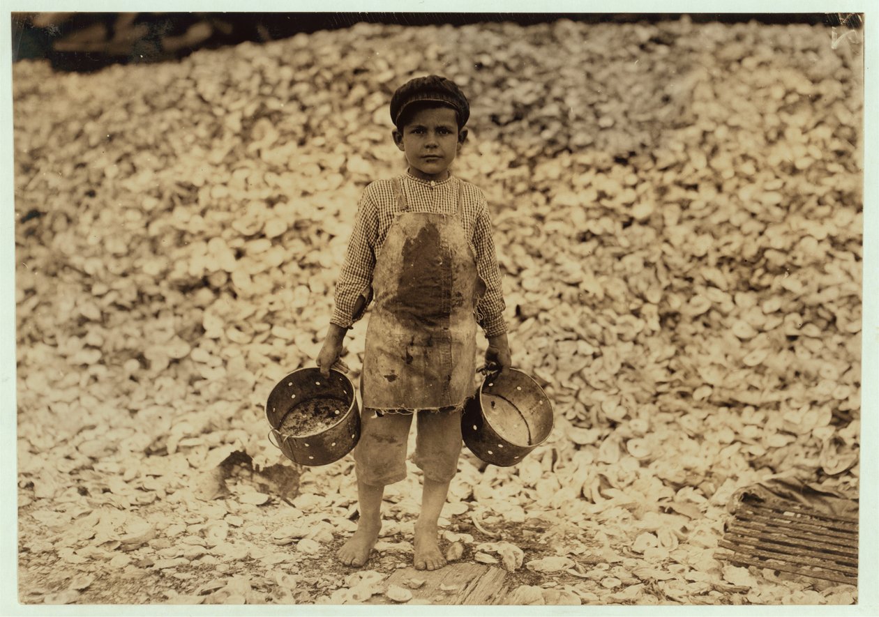 Der 5-jährige Wanderarbeiter Manuel vor einem Haufen Austernschalen, arbeitet im zweiten Jahr bei Dunbar, Lopez, Dukate Company, Biloxi, Mississippi, 1911 von Lewis Wickes Hine