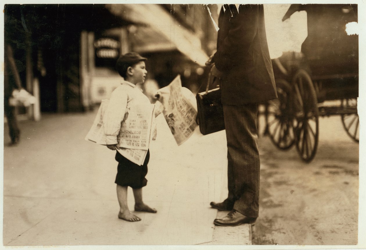 6-jähriger Zeitungsjunge Hyman verkauft Zeitungen bis 18 Uhr in Lawrence, Massachusetts, 1911 von Lewis Wickes Hine