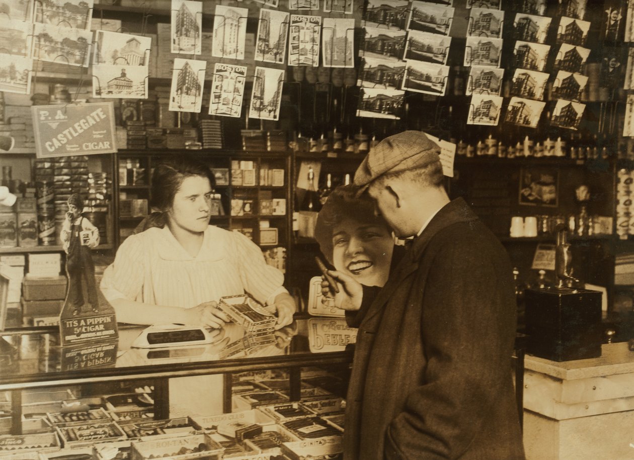 Ein vierzehnjähriger Verkäufer in einem Zigarrengeschäft in Boston, Massachusetts von Lewis Wickes Hine
