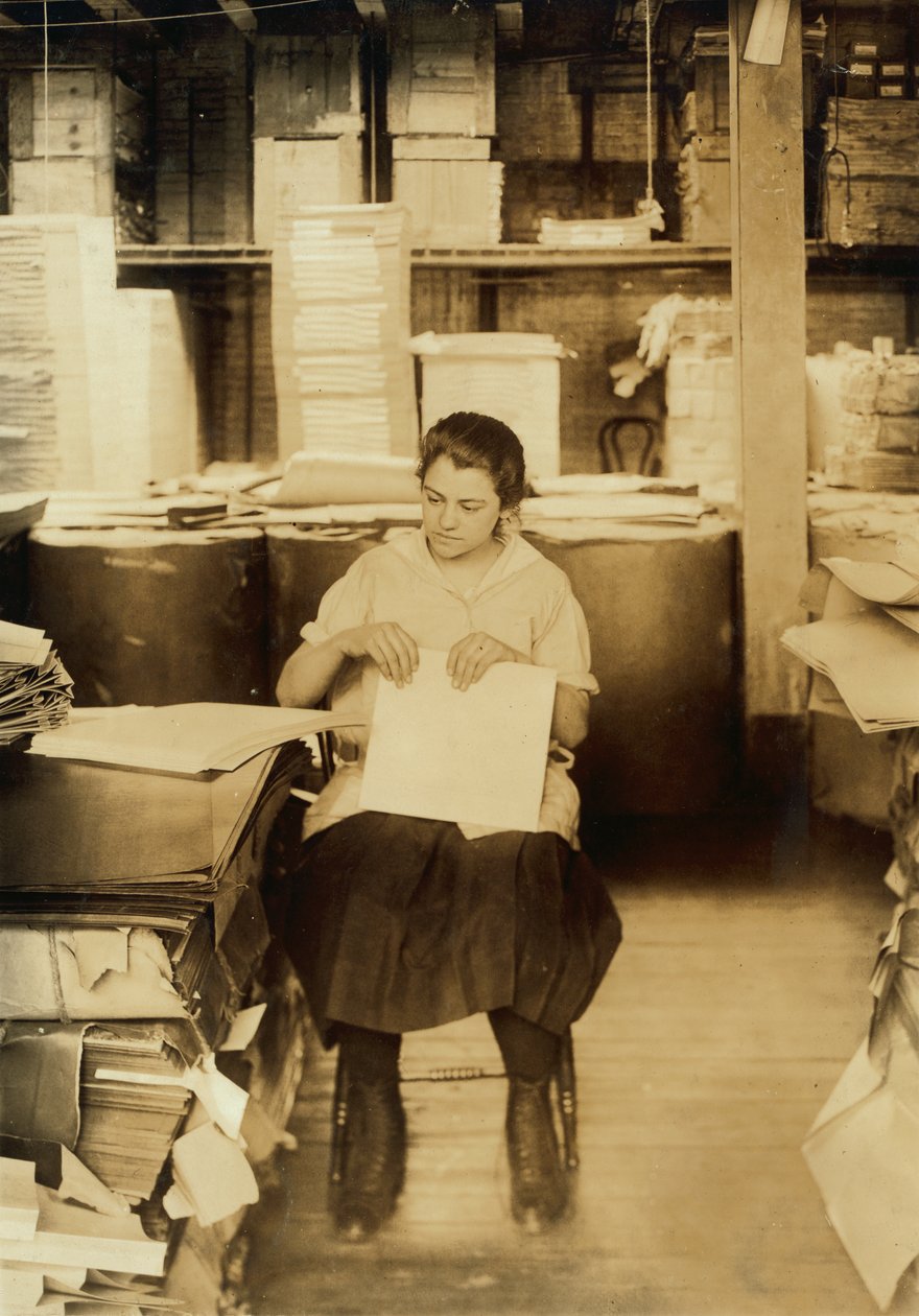 Ein Mädchen faltet Aktenordner bei der Boston Index Card Co. in der 113 Purchase Street in Boston, Massachusetts von Lewis Wickes Hine