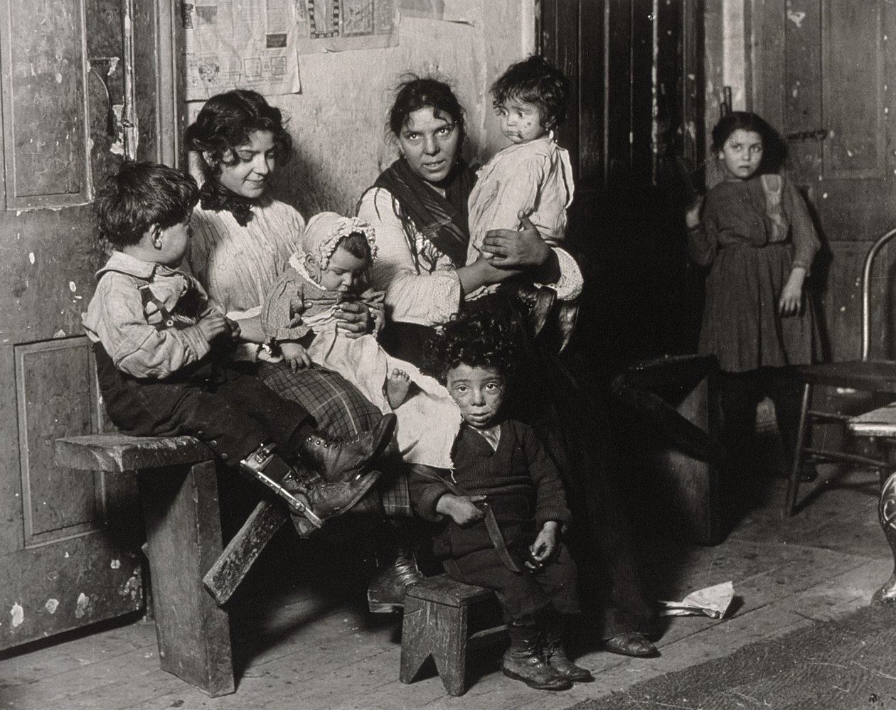 Ein italienisches Zuhause in der Nähe des Hull House, Chicago, 1910 von Lewis Wickes Hine