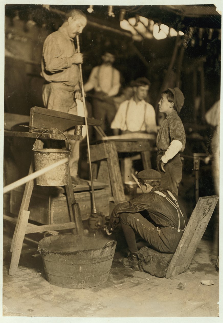 Bläser und Formjunge bei Seneca Glass Works, Morgantown, West Virginia, 1908 von Lewis Wickes Hine
