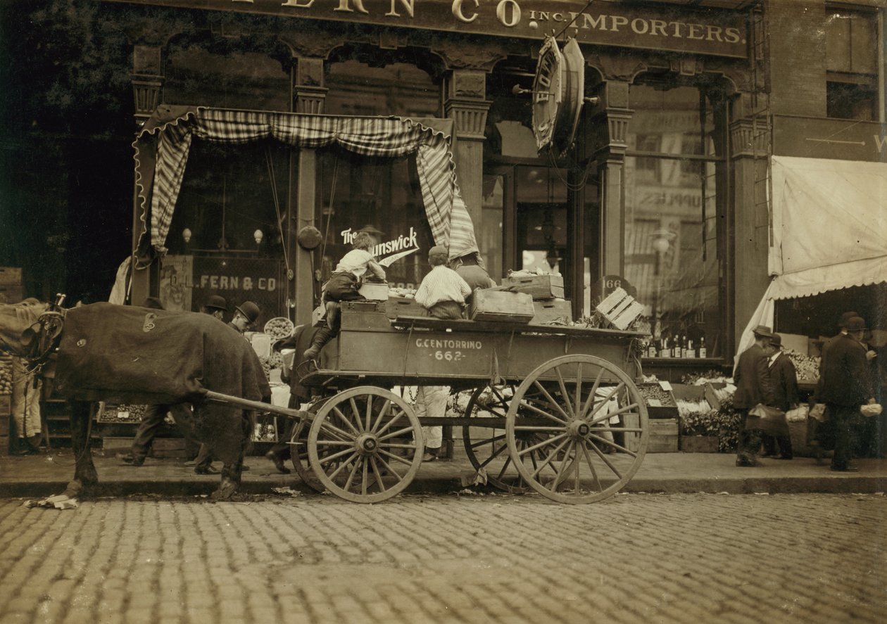 Jungen verkaufen Gemüse auf dem Markt in Boston, Massachusetts von Lewis Wickes Hine