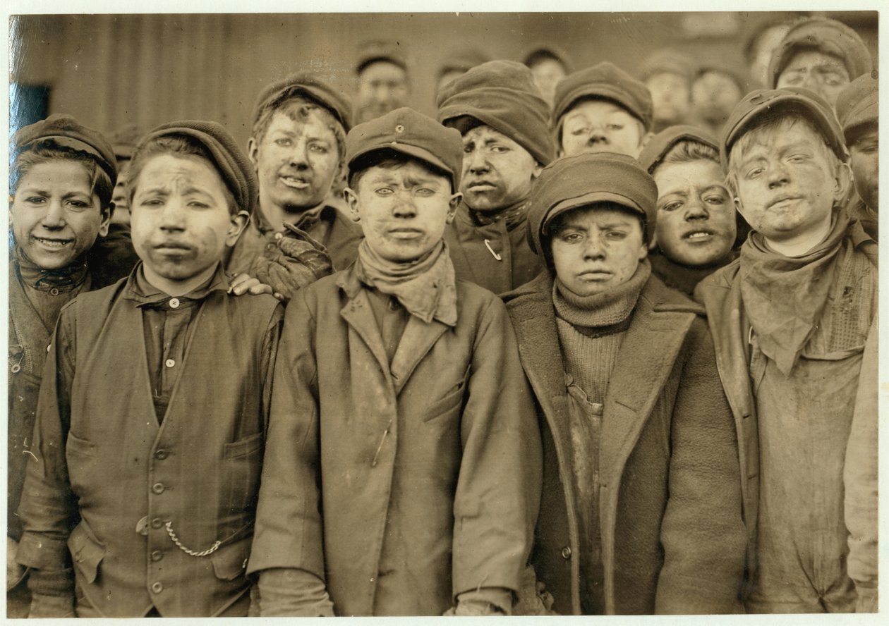Breaker Boys (die Kohle von Hand sortieren) bei der Hughestown Borough Coal Co. Pittston, Pennsylvania, 1911 von Lewis Wickes Hine