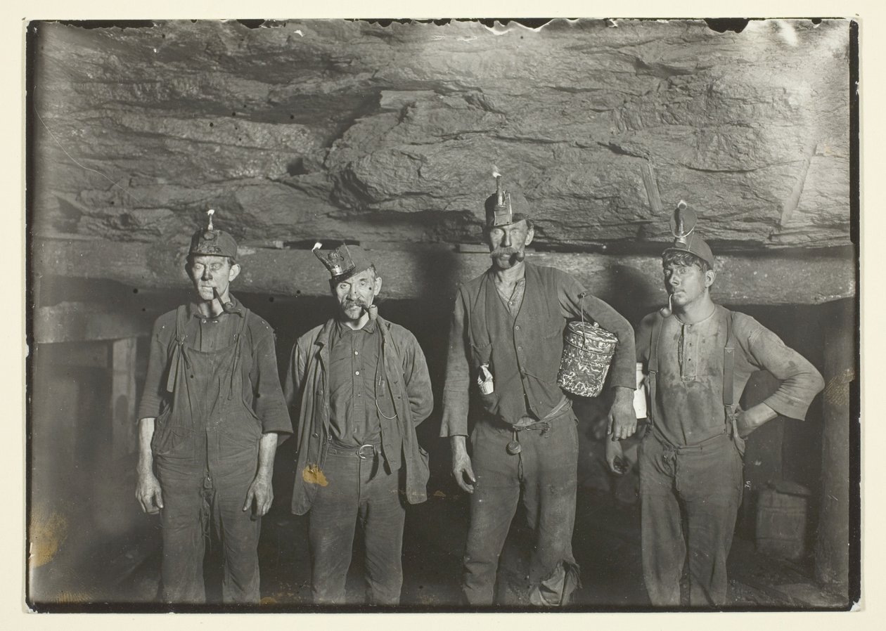 Tief unten in einer Kohlenmine in West Virginia, Bergleute auf dem Heimweg von Lewis Wickes Hine