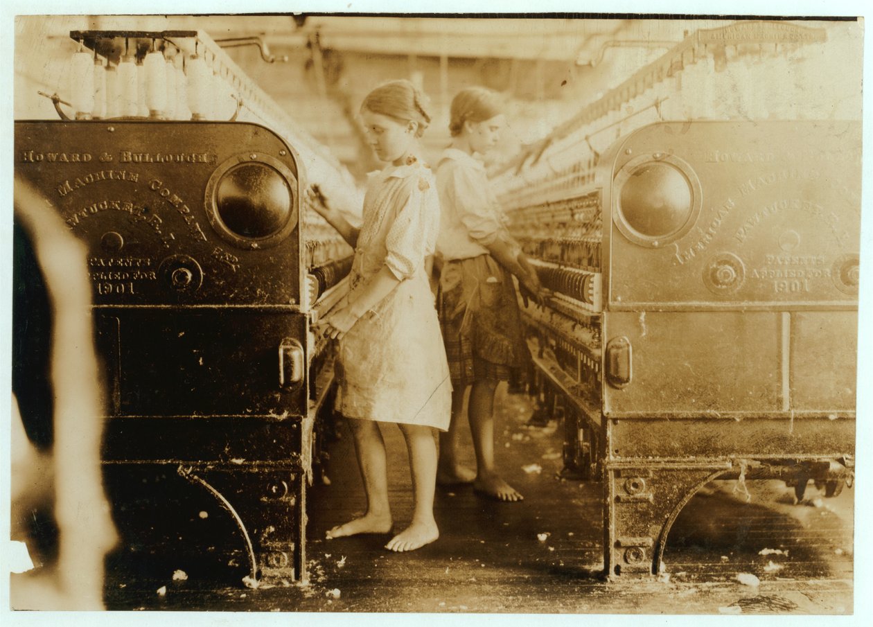 Elsie und Sadie arbeiten in den Yazoo City Yarn Mills, Mississippi, sie sagten, sie seien 13 Jahre alt, 1911 von Lewis Wickes Hine