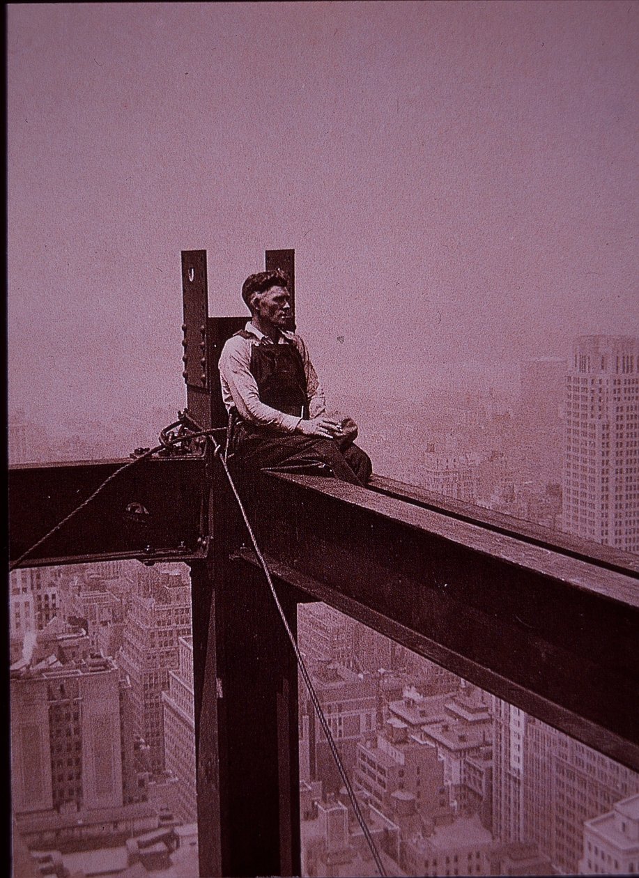 Empire State Building im Bau, zeigt einen Arbeiter bei einer Pause von Lewis Wickes Hine