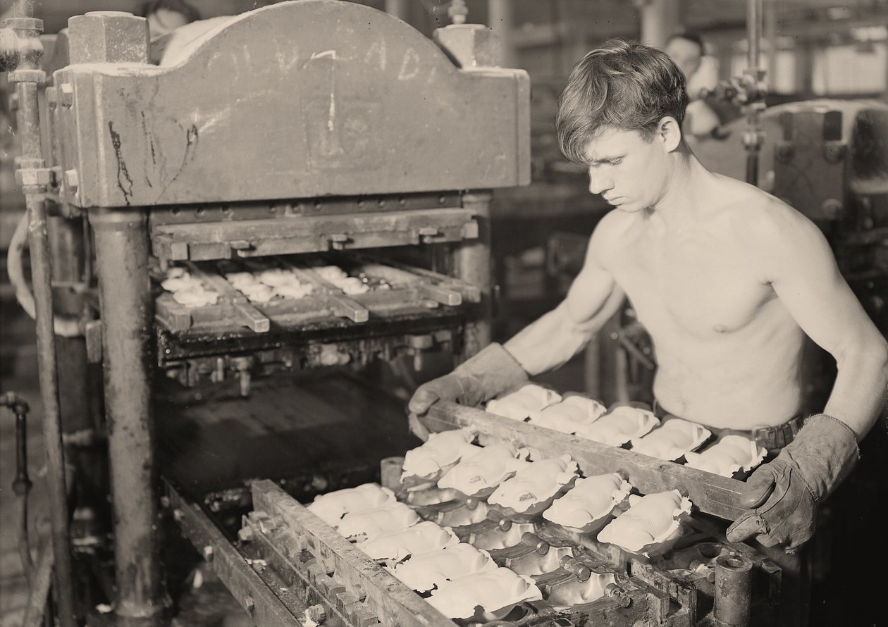 Fabrikarbeiter bei der Paragon Rubber Company, Massachusetts, 1936 von Lewis Wickes Hine