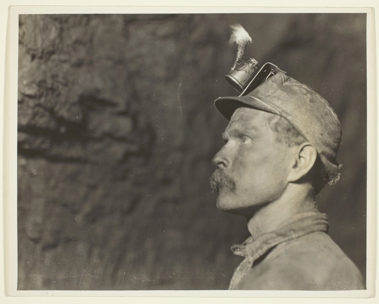 "Folge dem Schimmer", Walisischer Bergmann in einer Kohlenmine in Pa. Eine Meile vom Tageslicht entfernt von Lewis Wickes Hine